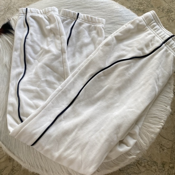 Women’s Nike Air jogger sweatpants , white with black stripe down the side. - Picture 7 of 8